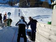 Gli sciatori vengono aiutati a salire sugli skilift