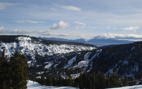 Comprensorio sciistico più grande nella Sierra Nevada (US) – comprensorio sciistico Palisades Tahoe