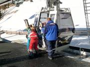 Presso il campo scuola di Valles gli addetti prendono gli sci e li consegnano agli sciatori