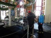 Il personale aiuta a posizionare gli sci in fase di salita sugli impianti