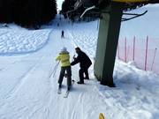 Sullo skilift il piattello viene passato allo sciatore