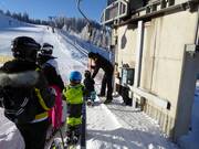 I bambini vengono aiutati a salire sullo skilift