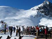 Molti sciatori sul Skalnaté Pleso con vista sulla pista difficile