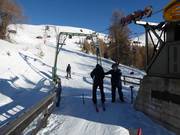 Gli sciatori vengono aiutati a salire sugli skilift