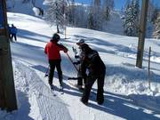 Il personale aiuta a salire sullo skilift