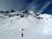 Piste in neve fresca davanti all'Ortles sulle piste Des Alpes sul Langenstein