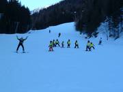 Uno dei molti corsi di sci per bambini