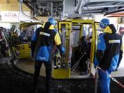 All'imbarco si assiste gli ospiti alla cabinovia.