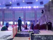 Il personale cordiale sorveglia il tappeto mobile