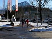 Breve passeggiata a piedi alla fine della discesa a valle fino alla stazione a valle