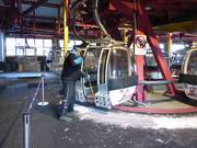 I dipendenti spazzano le cabine della funivia