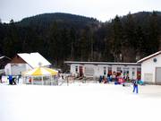 Durante il giorno, dai battipista si vedono per lo più solo i portoni dei garage.