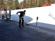 La banchina della cabinovia viene pulita