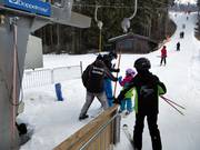 Il personale porge l’ancora allo skilift.