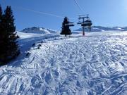 Tracce nella neve fresca presso la seggiovia a 8 posti Enzian