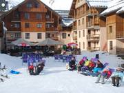 Si trasforma nel pomeriggio in un punto d'incontro per l'après-ski: ristorante Le Barock a Saint Sorlin d’Arves