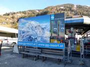 Moderno tabellone informativo alla stazione a valle di Matrei