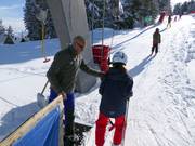 I bambini vengono sempre aiutati a salire sullo skilift