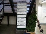 Cartelli informativi all'ingresso della ski hall