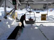 I bambini piccoli vengono aiutati a salire