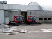 I due battipista davanti alla ski-hall