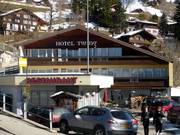 L’Hotel Twing di fronte alla stazione a valle Twing