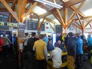 Alla stazione a valle si conclude la giornata sugli sci.