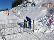Il personale aiuta a salire allo skilift