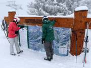 Personale presso le mappe delle piste per domande