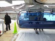 Il personale è presente all’ingresso della seggiovia.