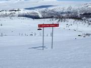 Segnaletica della pista facile dalla cima a valle