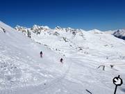 Pendii di neve fresca dopo il tunnel degli sci