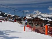 Bastano solo pochi passi attraverso la strada dagli alloggi a Notre Dame de Bellecombe 1350 per essere subito sulla neve.