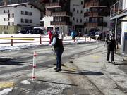 L’area davanti alla stazione a valle viene pulita.