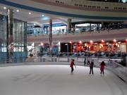 La pista di pattinaggio sopra l’ingresso alla ski hall