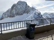 Contenitori per rifiuti presso la stazione a monte della funivia Dachstein