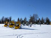 I cannoni da neve attendono il prossimo utilizzo.