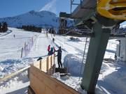 Sullo skilift il personale porge sempre il piattello allo sciatore
