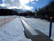 Tappeto mobile per principianti davanti all’hotel McTirol