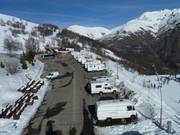 Area camper all'ingresso del paese