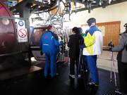 Il personale assiste durante la salita