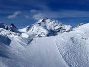 Piste a Diavolezza con vista sul Piz Bernina (4049 m)