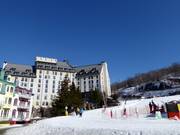 Il Fairmont Tremblant si trova direttamente sulle piste.