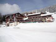 Nella zona della stazione a valle della stazione Bisanne 1500 si trova il ristorante Le Coeur de Bisanne (a sinistra)
