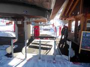 Il personale è presente alla seggiovia.