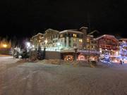 L'hotel Sun Peaks Grand di notte