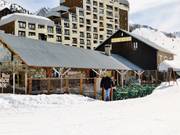 Il ristorante Cowclub alla stazione a valle dello skilift Belvédère