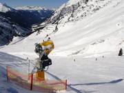 Moderne cannoni da neve sulla pista 100 verso Stuben