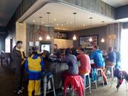 Nella Revelation Lodge si conclude la giornata sugli sci all'espresso bar.