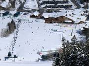 Area principianti alla stazione a valle con tappeti mobili e piste facili